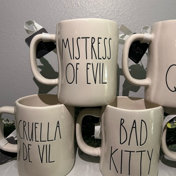 Rae Dunn Disney Villains Mug Set MALEFICENT EVIL QUEEN URSULA CRUELLA SCAR NEW - Picture 5 of 11
